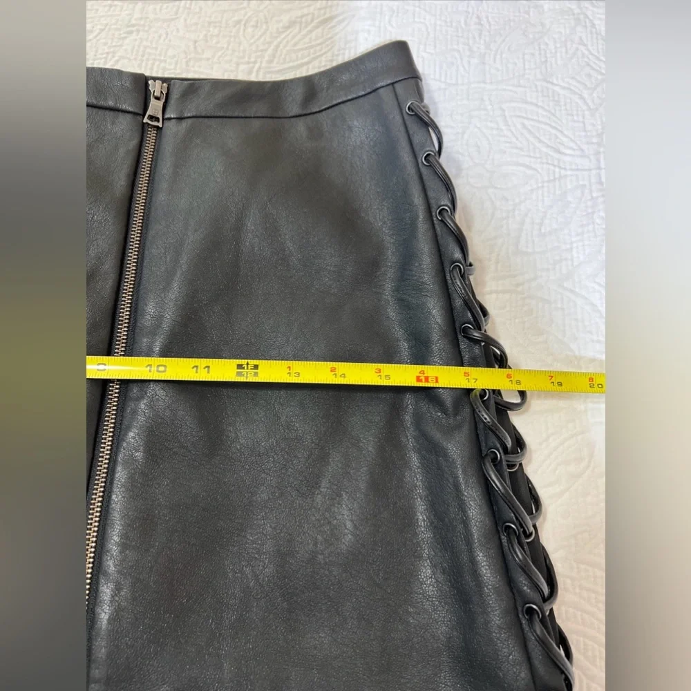 BCBG MAXAZRIA BLACK FAUX LEATHER SIDE LACE UP MINI SKIRT‎ SZ SMALL Y2K